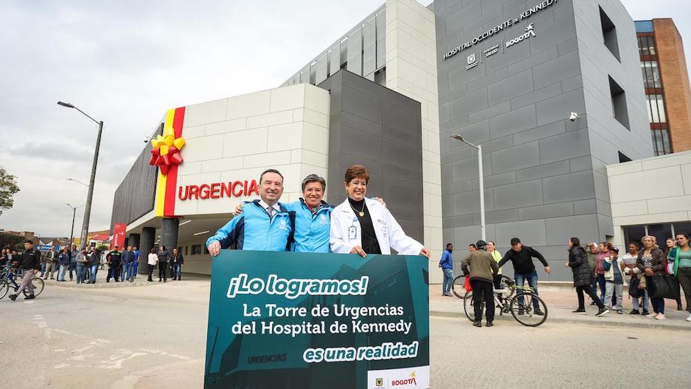En la imagen, la Alcaldesa, el Secretario de Salud y la gerente de la Subred Sur Occidente, felices con un pendón que dice: Lo logramos! La Torre de Urgencias del Hospital de Kennedy es una realidad