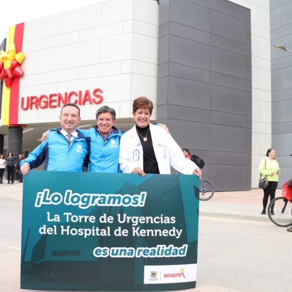 En la imagen, la Alcaldesa, el Secretario de Salud y la gerente de la Subred Sur Occidente, felices con un pendón que dice: Lo logramos! La Torre de Urgencias del Hospital de Kennedy es una realidad