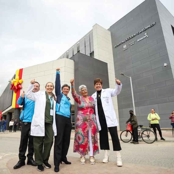 En la imagen, la Alcaldesa, el Secretario de Salud y la gerente de la Subred Sur Occidente, felices porque, lo logramos! La Torre de Urgencias del Hospital de Kennedy es una realidad