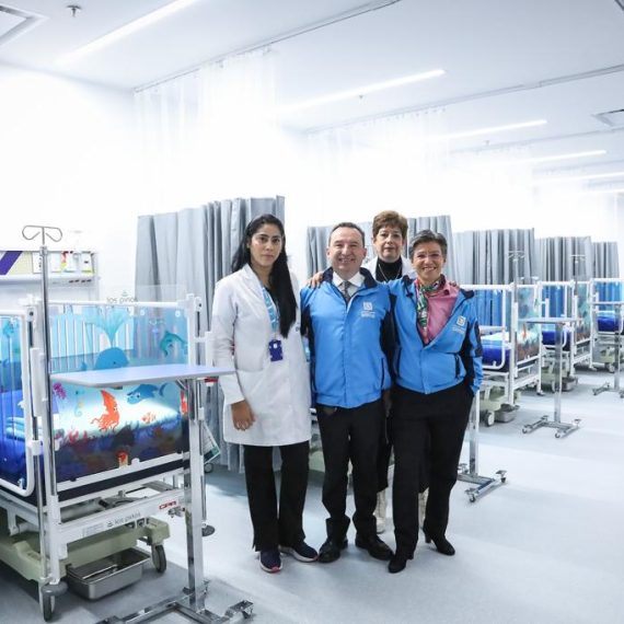 En la imagen, la Alcaldesa, el Secretario de Salud y la gerente de la Subred Sur Occidente, felices porque, lo logramos! La Torre de Urgencias del Hospital de Kennedy es una realidad