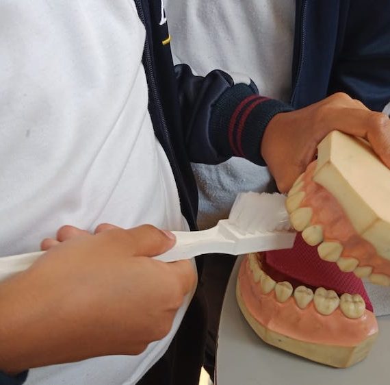 En la imagen se muestra la importancia de las buenas prácticas de higiene oral